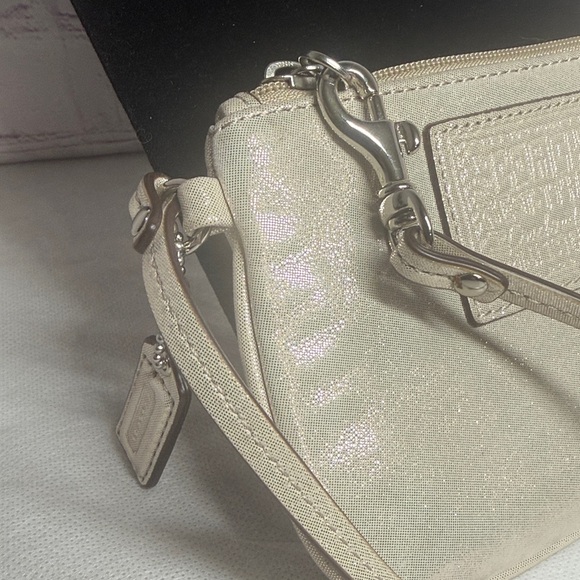 Coach Pearlescent Poppy Liquid Metallic Champagne Leather Wristlet 2010 Clean - Picture 15 of 16